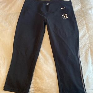 NIKE NYY crop capri!